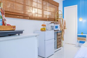 Køleskab, mikrobølgeovn, kogeplade, kaffe-/temaskine