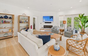 Smart TV, fireplace, ping pong, books