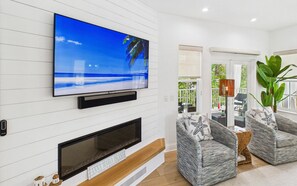 Älytelevisio, takka, pöytätennispöytä, kirjoja