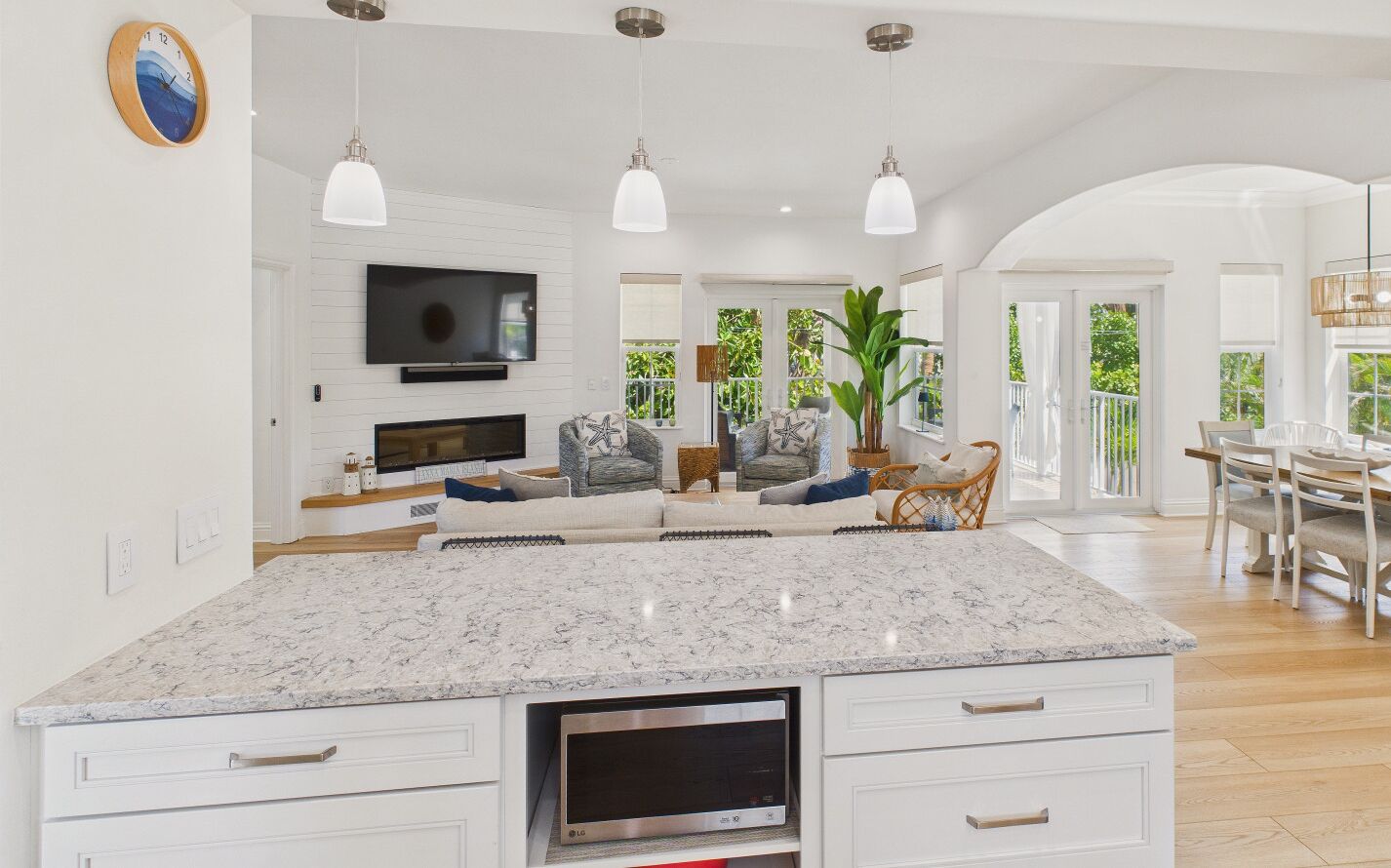 Smart TV, fireplace, ping pong, books