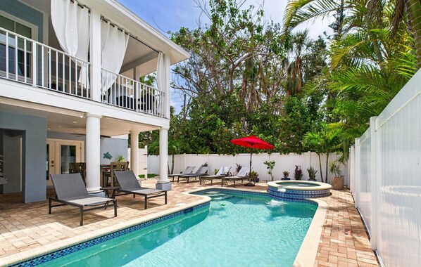 Lämmitetty uima-allas