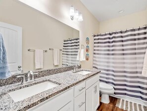 Towels, soap, toilet paper - Cozy 3 Bedroom (Beaufort)