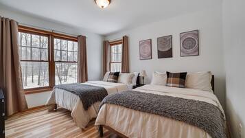 4 bedrooms, desk, iron/ironing board, free WiFi