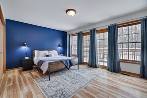 4 bedrooms, desk, iron/ironing board, free WiFi