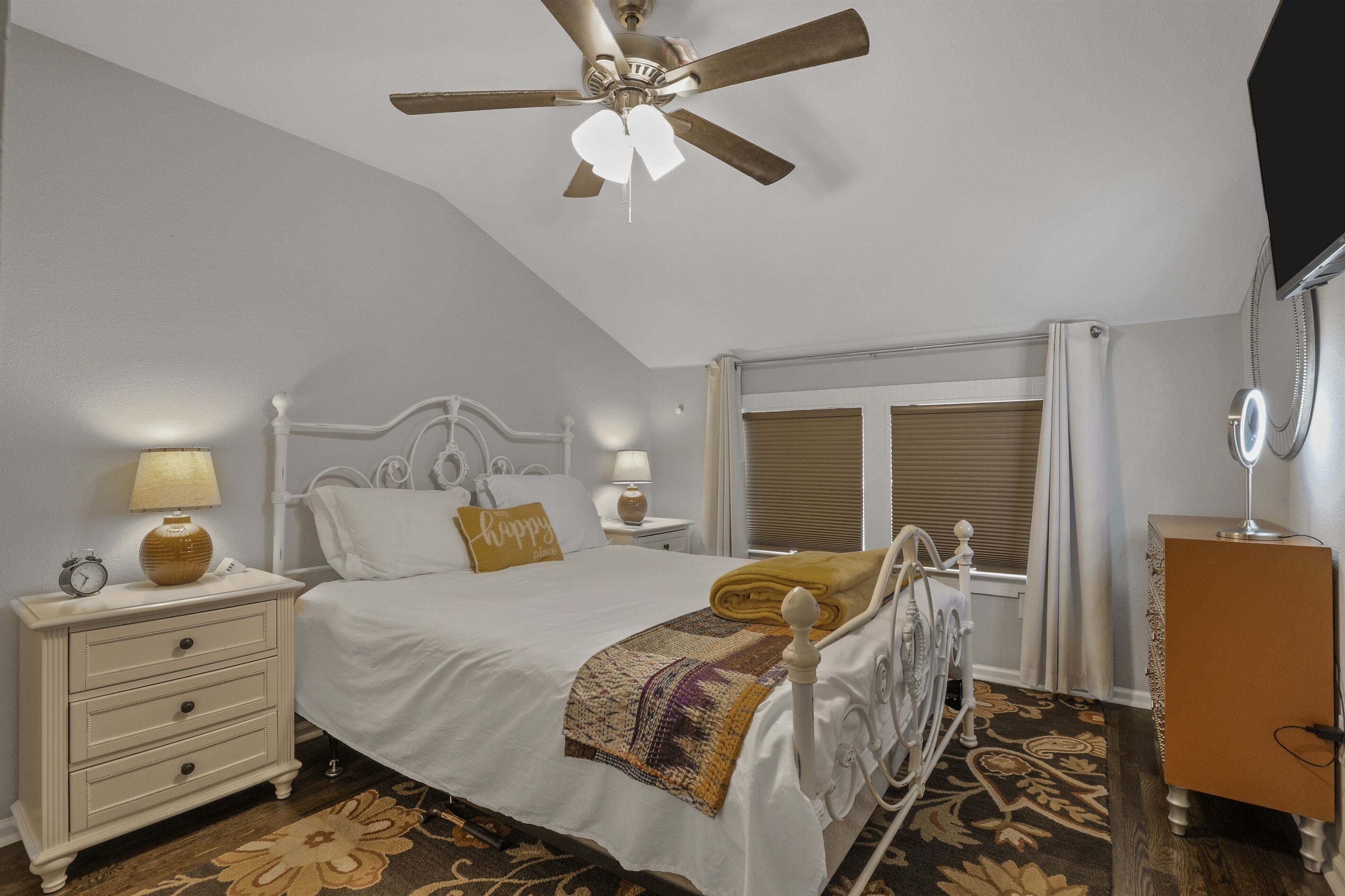 3 slaapkamers, een bureau, een strijkplank/strijkijzer, reisbedje