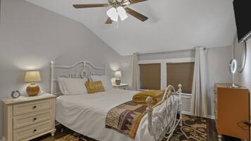 3 slaapkamers, een bureau, een strijkplank/strijkijzer, reisbedje