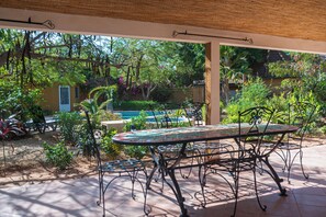 Outdoor dining - 3-bedroom villa in gorgeous Ngaparou with WiFi, AC, 10 min. away from the beach (Ngaparou)