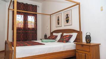 3 bedrooms, desk, iron/ironing board, free WiFi