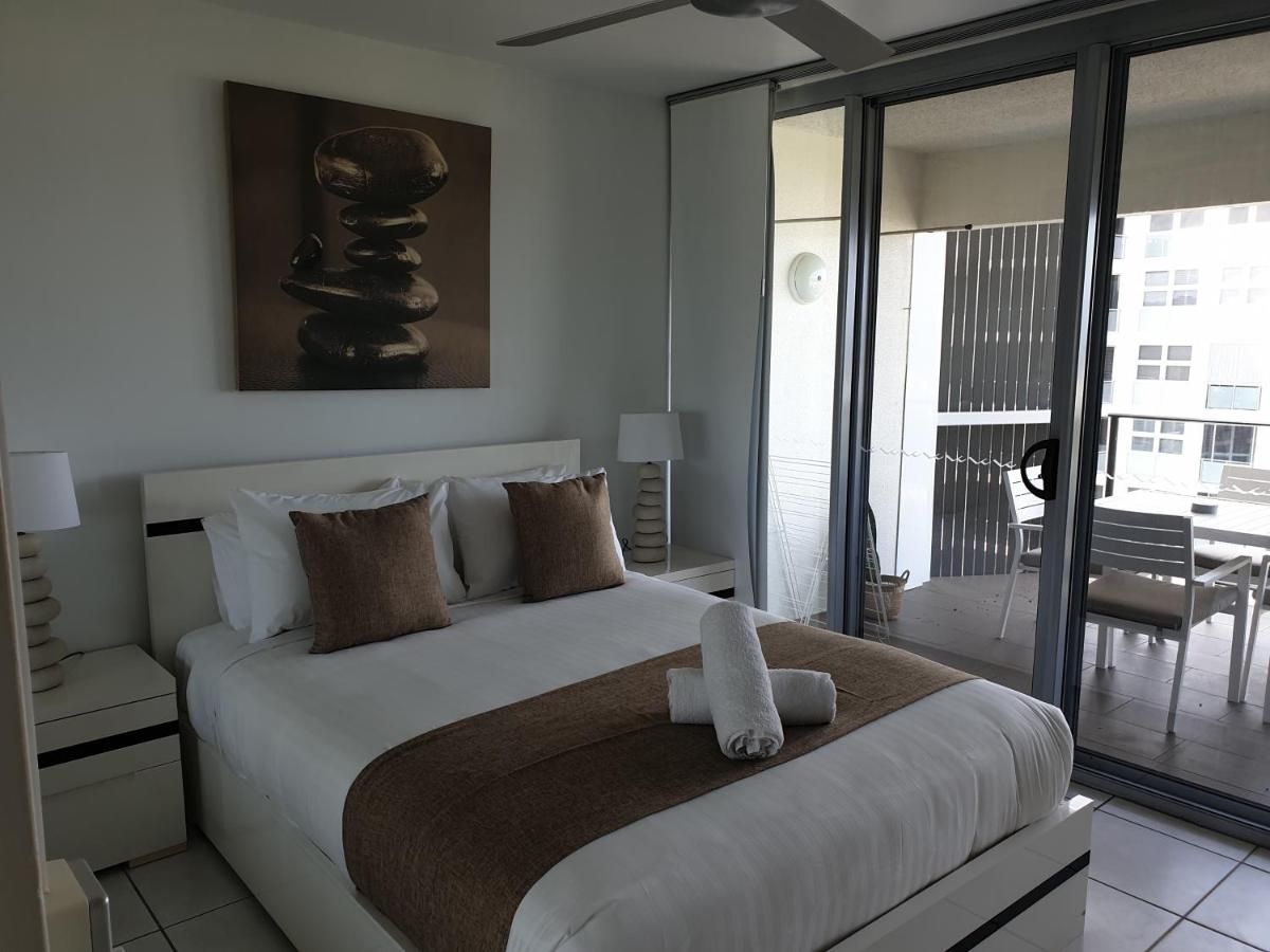 Habitación de hotel moderna con una cama grande, vistas al exterior y un cuadro en la pared.