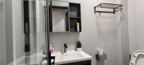 Douche, serviettes fournies, savon, papier toilette