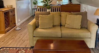 Cozy vineyard studio in welcoming Healdsburg with WiFi, AC, fireplace, jacuzzi