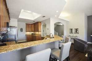 ثلاجة، ميكروويف، فرن، موقد طهي مسطح