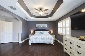 4 bedrooms, desk, iron/ironing board, travel crib - Rooftop Fire Pit • Beach Across the Street • Sunset Views (Redington Shores)