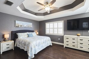 4 slaapkamers, een bureau, een strijkplank/strijkijzer, reisbedje