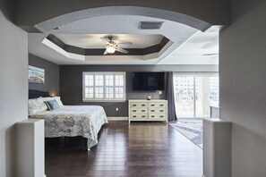 4 chambres, bureau, fer et planche à repasser, lit de bébé portatif