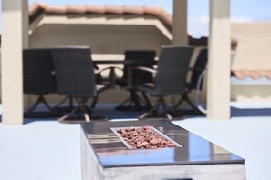 Outdoor dining - Rooftop Fire Pit • Beach Across the Street • Sunset Views (Redington Shores)