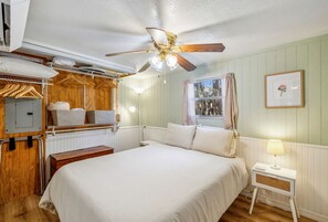 2 habitaciones, escritorio y tabla de planchar con plancha