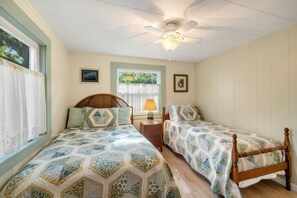 2 habitaciones, escritorio y tabla de planchar con plancha 