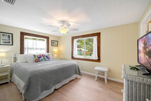 2 Schlafzimmer, Schreibtisch, Bügeleisen/Bügelbrett, Reisekinderbett