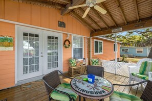 Outdoor dining - Single level home with king bed and screened porch (Cedar Key)