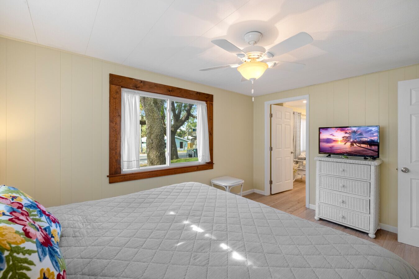 2 habitaciones, escritorio y tabla de planchar con plancha 