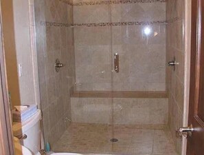 Secador de pelo, toallas, jabón y papel higiénico
