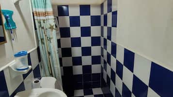 Chambre Quadruple Standard | Salle de bain | Douche, serviettes fournies, savon, papier toilette
