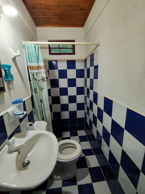 Standard Quadruple Room | Bathroom | Shower, towels, soap, toilet paper