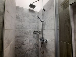 Douche, sèche-cheveux, papier toilette