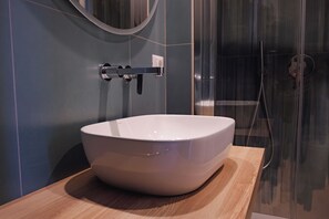Habitación clásica doble | Baño | Ducha, secador de pelo, toallas y jabón