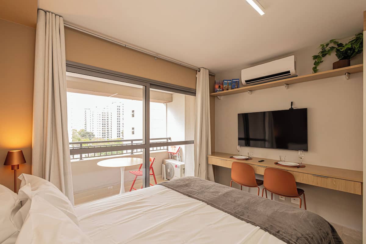 Desk, laptop workspace, free WiFi