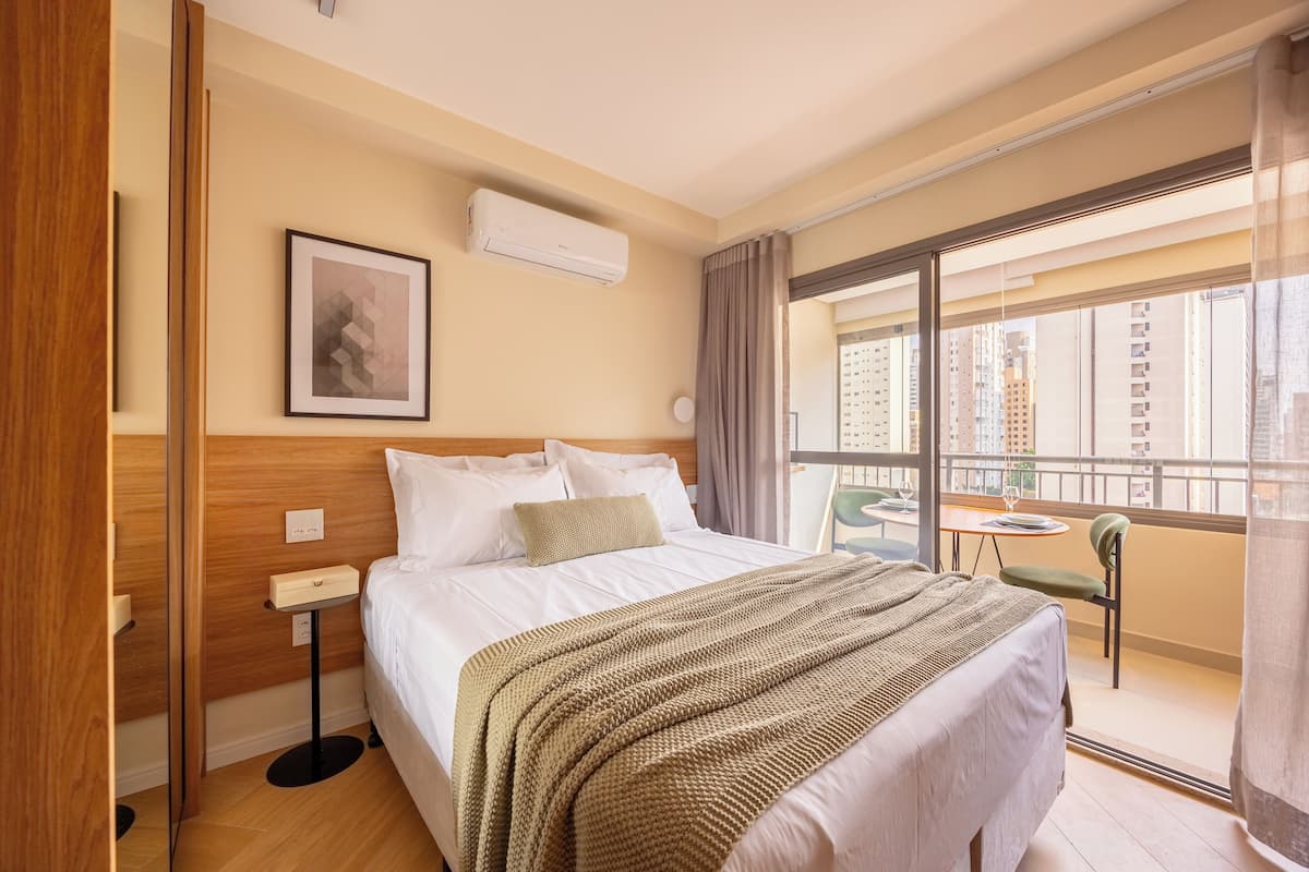 Deluxe Studio, Balcony | Meja, ruang kerja komputer riba, Wi-fi percuma