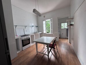 Oven, stovetop - 3-bedroom apartment in phenomenal Carthage with WiFi, AC (Carthage)