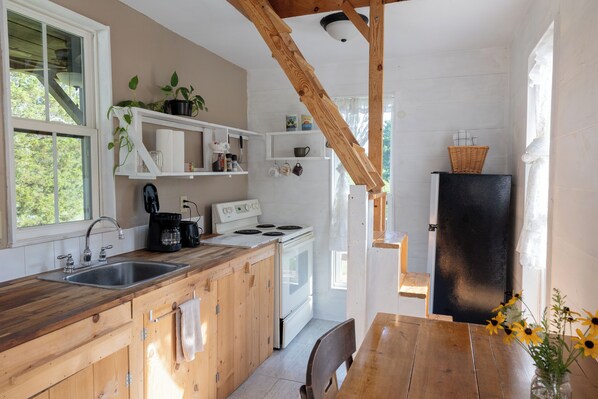 Fridge, oven, stovetop, coffee/tea maker - Charming cabin with AC near Decatur (Decatur)