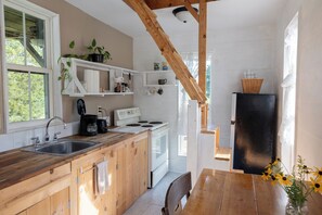 Kühlschrank, Ofen, Herdplatte, Wasserkocher mit Kaffee-/Teezubehör