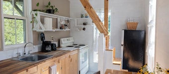 Charming cabin with AC near Decatur