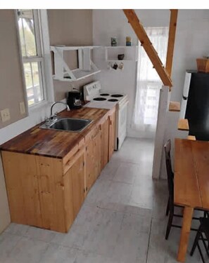 Fridge, oven, stovetop, coffee/tea maker