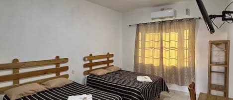 Klassieke tweepersoonskamer, uitzicht op de stad | Gratis wifi