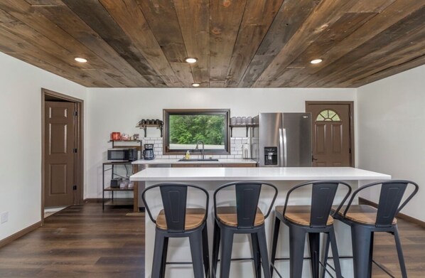 Fridge, microwave, stovetop, dishwasher