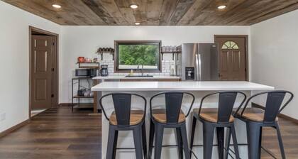 Spacious 5-bedroom just 1 minute from Bennett Spring State Park!