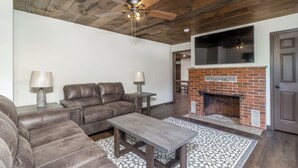 Unclassified image, 4 of 27, button - Spacious 5-bedroom just 1 minute from Bennett Spring State Park! (Lebanon)