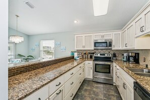 Een koelkast, een oven, een kookplaat, een vaatwasser