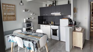 Coffee/tea maker, fridge, microwave, oven