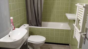 SĂšche-cheveux, savon, shampoing, papier toilette