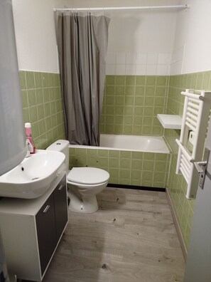 Secadora de cabello, jabón, shampoo, papel de baño 