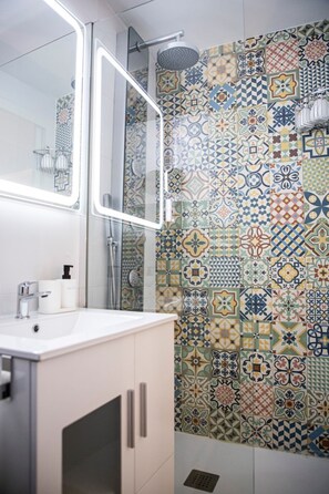 Dusche, Haartrockner, Bidet, Handtücher