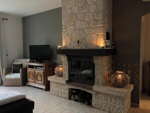 Smart TV, fireplace
