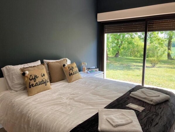 4 bedrooms, iron/ironing board, WiFi, bed sheets