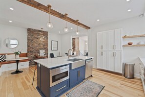 Interior - 3BR Stylish Retreat, Minutes from Downtown Pittsburgh, Free 3-Car Parking (Pittsburgh)