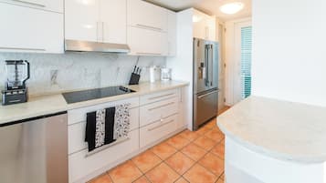 Refrigerador con freezer, microondas, horno, placa de cocina